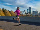 Läuferin joggt durch die Stadt