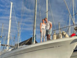 Hannah und Marvin auf ihrem Segelboot