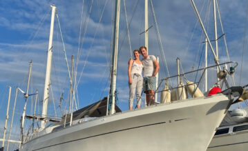 Hannah und Marvin auf ihrem Segelboot