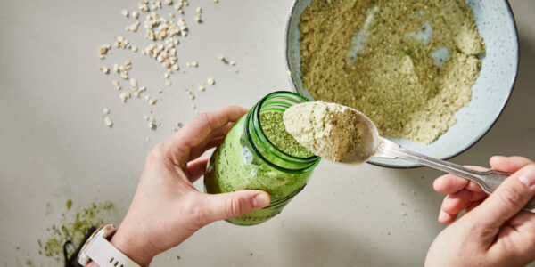 Abfüllen des selbst gemachten Proteinpulvers in einem Vorratsglas