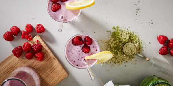 Banane-Himbeer-Shake aus selbst hergestelltem Proteinpulver