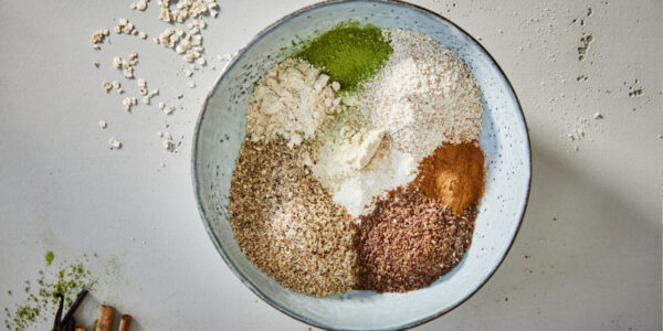 Vermische alle Zutaten deines DIY Proteinpulvers