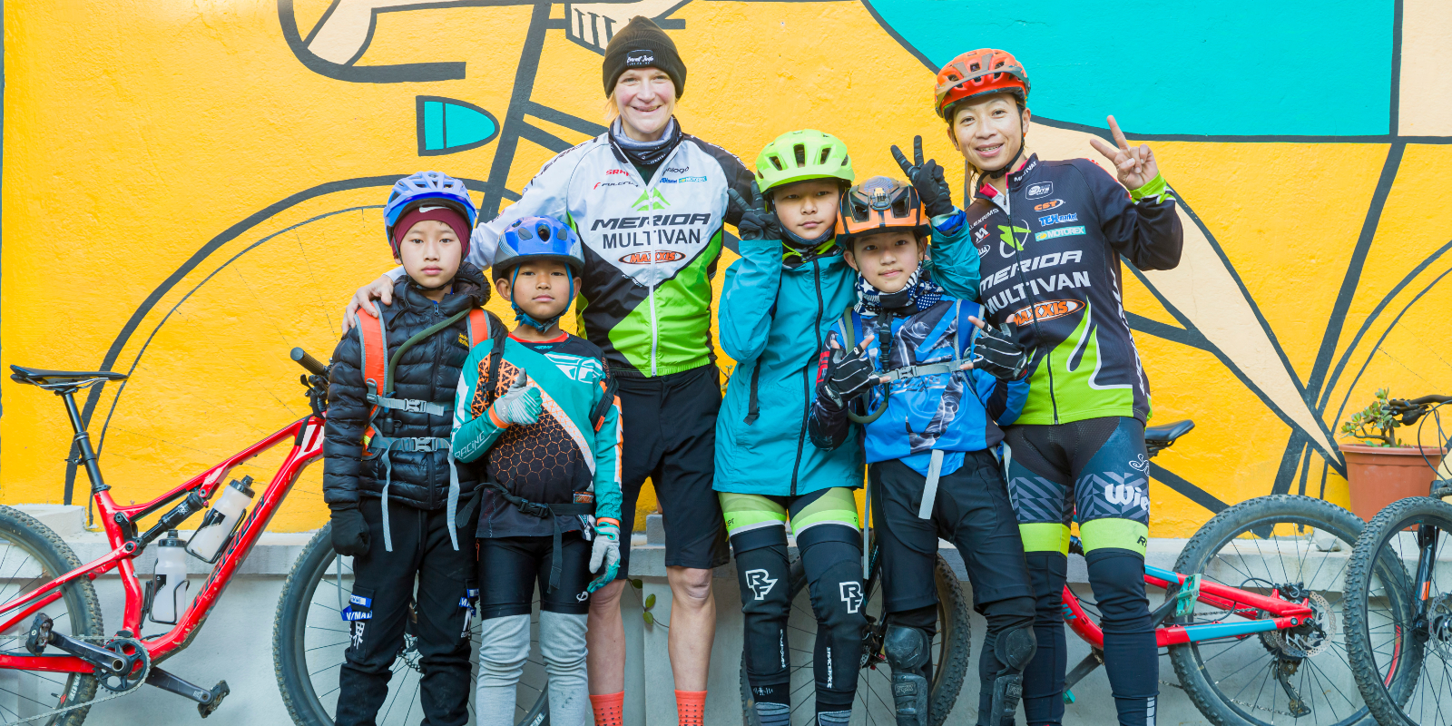 Sabrina Filzmoser mit Kids aus der Cycling School