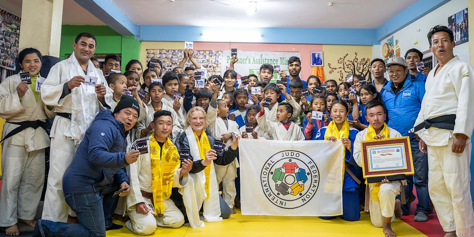 Sabrina Filzmoser mit Judo-Kids in Kathmandu