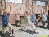 Senioren beim Yoga