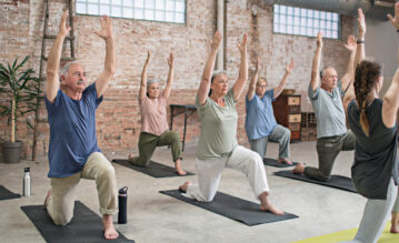 Senioren beim Yoga