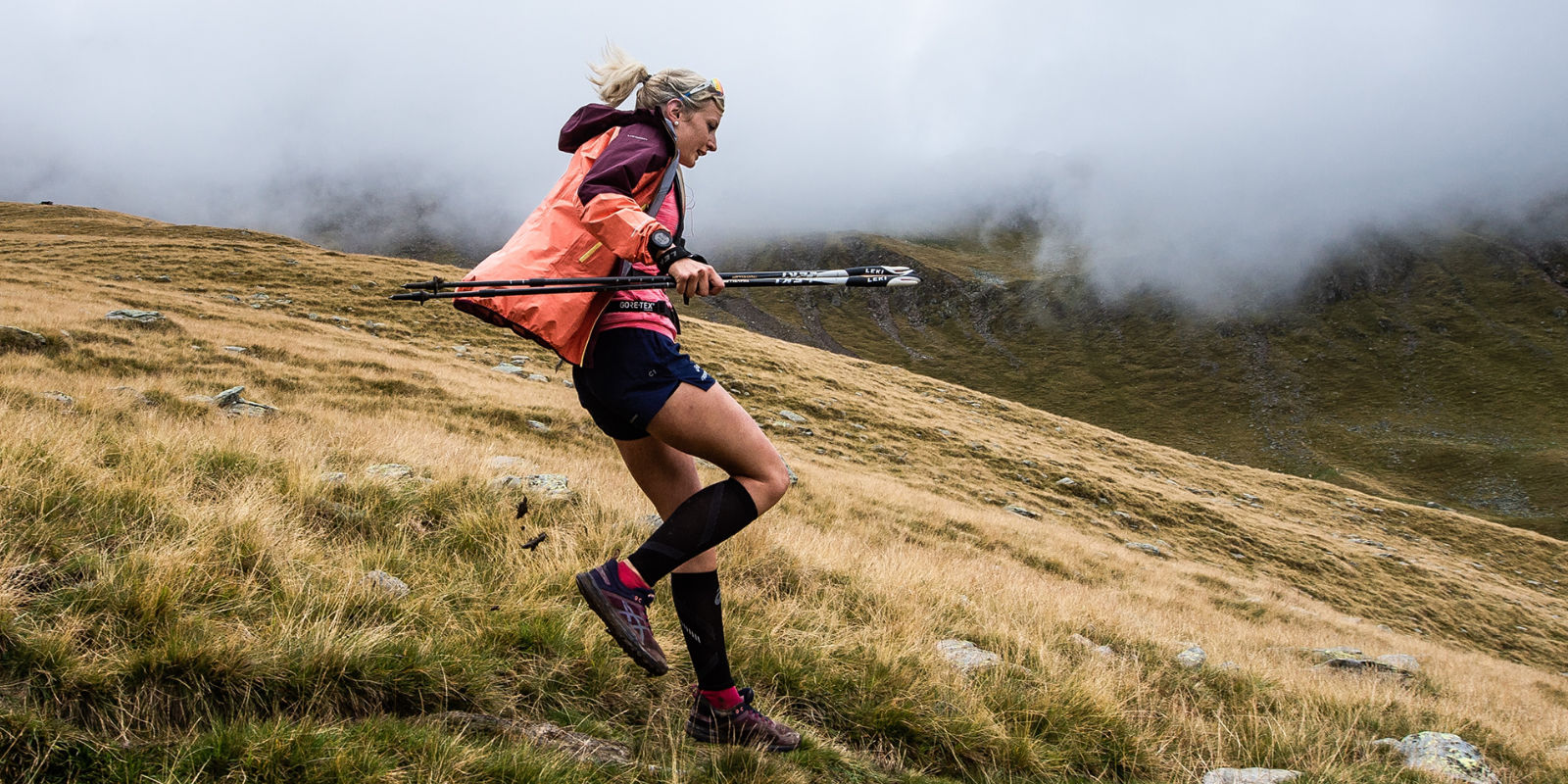 Juliane Ilgert hält ihre Stöcke beim Trailrunning in der Hand