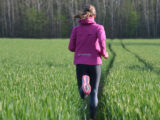 Hanna Tempelhagen läuft über ein Feld