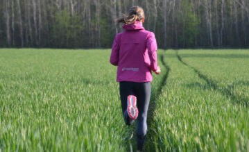Hanna Tempelhagen läuft über ein Feld