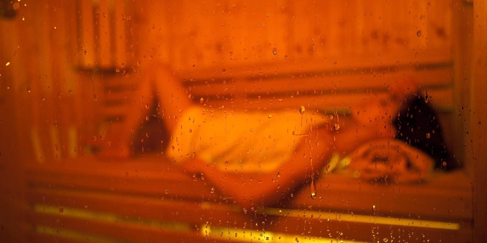 Frau nimmt ein Dampfbad, um gegen ihre Long Covid Symptome anzukämpfen