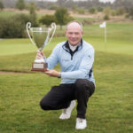 Martin Hastie mit Pokal auf Golfplatz
