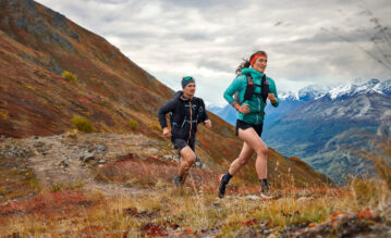Mann und Frau beim Trailrunning in den Bergen