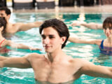 Gruppe bei der Wassergymnastik im Pool