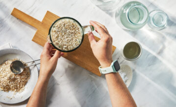 Zutaten für selbst gemachte Hafermilch in einen Mixer geben