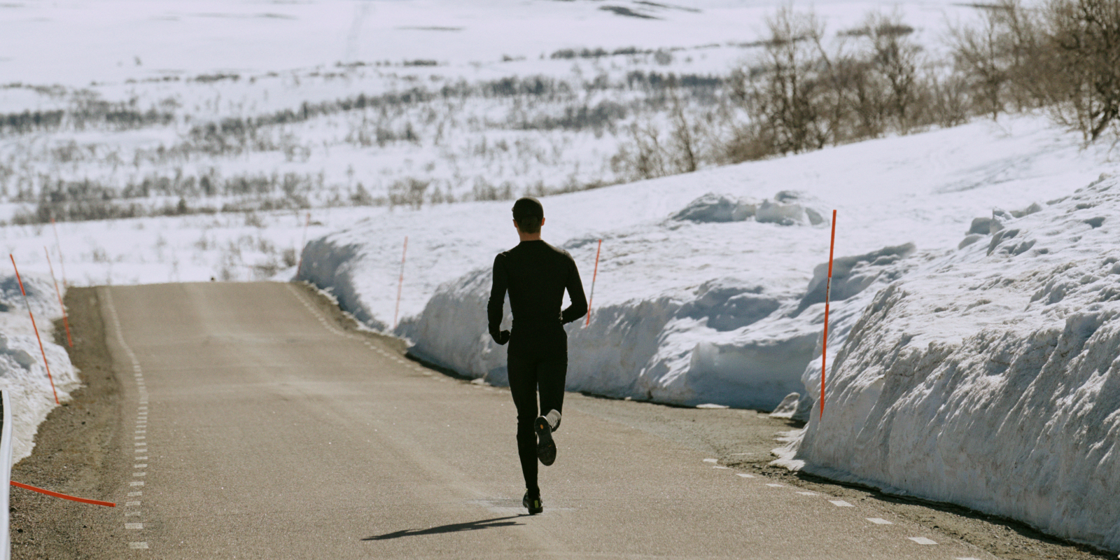 Läufer in Funktionskleidung im Winter