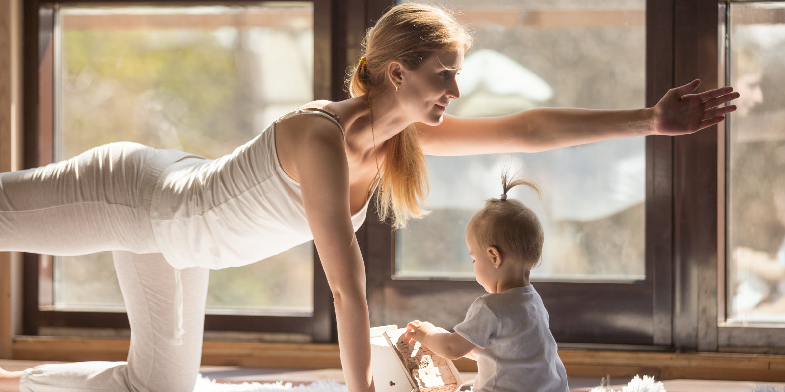 Mutter macht Yoga mit ihrem Baby