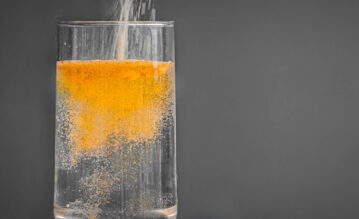 Elotrans wird in ein Glas mit Wasser gekippt