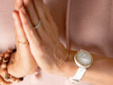 Frau macht Yoga mit der Garmin Lily am Handgelenk