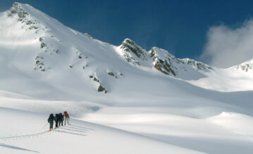 Gruppe beim Skitourengehen in den Bergen