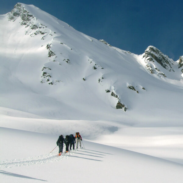 Skitourengehen: Das brauchst du für Aufstieg und Abfahrt