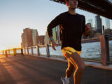 Mann mit Forerunner 265. beim Laufen in der Stadt