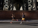 Mann und Frau beim Lauftraining mit dem Gamin Forerunner