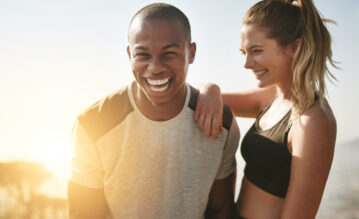 Sportler und Sportlerin lachen