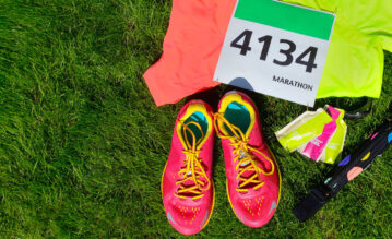 Energie-Gel, Laufschuhe und Marathonbekleidung