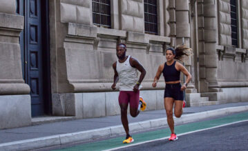 Mann und Frau laufen einen Halbmarathon in der Stadt