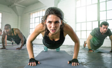 Frauen und Männer fluchen beim Kraftsport