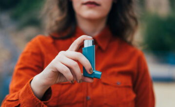 Frau mit einem Inhalator gegen Asthma