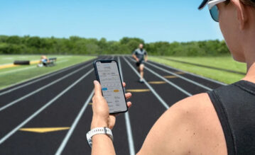 Trainerin mit der Garmin Clipboard App aif dem Smartphone