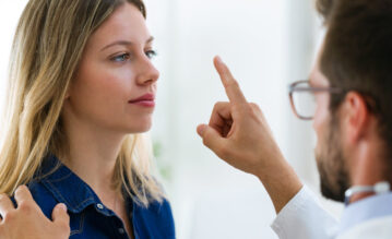 Frau macht Übung bei der Neuroathletik