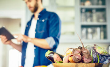 Mann beim Kochen in der Küche