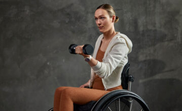 Rollstuhlfahrerin macht Hanteltraining mit Garmin Venu 3 am Handgelenk