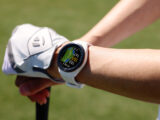 Golfer mit Garmin Approach S70 am handgelenk