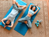 Paar macht gemeinsam Sport auf Yogamatten