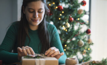Frau verpackt ihre Weihnachtsgeschenke