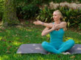 Frau in den Wechseljahren macht Yoga um ihre Beschwerden zu lindern