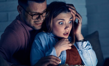Paar guckt einen Horrorfilm und hat Angst