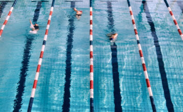 Hallenbad mit drei Schwimmenden