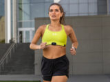 Frau beim Lauftraining trägt den Garmin HRM-Fit