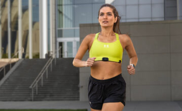 Frau beim Lauftraining trägt den Garmin HRM-Fit