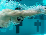 Schwimmer mit Brustgurt von Garmin unter Wasser