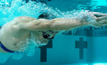 Schwimmer mit Brustgurt von Garmin unter Wasser