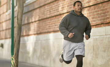Mann mit leichtem Übergewicht joggt