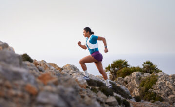 Oumou beim Trailrunning in den Bergen