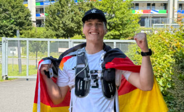 Kim Gottwald mit Deutschlandfahne vor einem Stadion