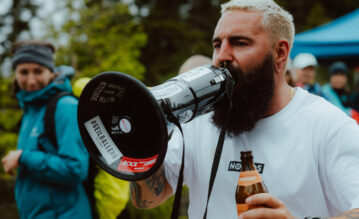 René Claußnitzer feuert die Sporttreibenden beim Zegama Rennnen mit seinen NOMADS an