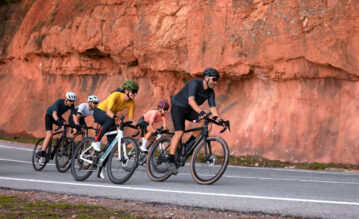 Radfahrerinnen und Radfahrer beim Radfahren mit dem Garmin Edge 1050